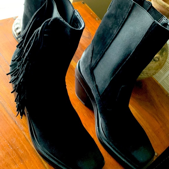 Brand new boots. Have them for a year but I NEVER use them. NEW condition. - Picture 5 of 6